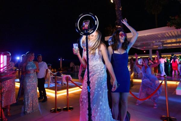 Mirror Loves You Photobooth concept γάμου