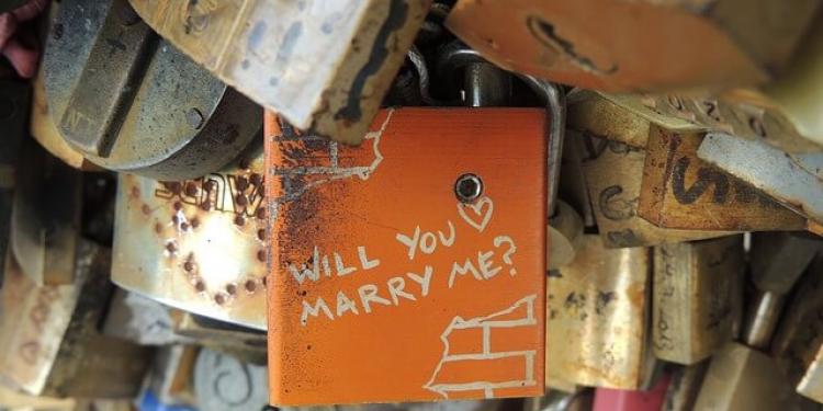 5 πράγματα που πρέπει να κάνετε μετά τη πρόταση γάμου